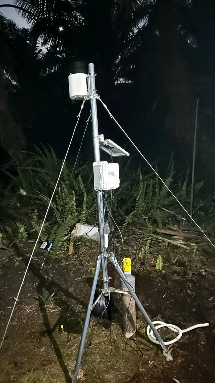 Instalasi Weather Station di Blok F13 · PT Agro Bukit
